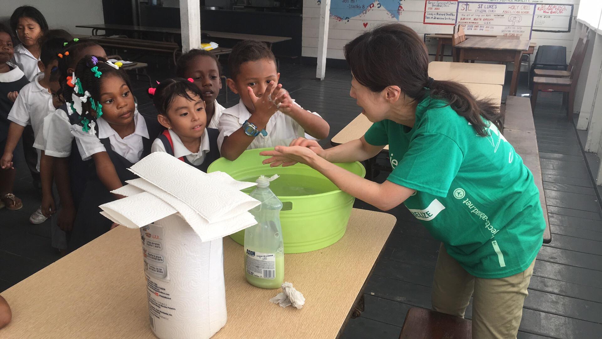 A Projects Abroad intern teaches children to wash their hands thoroughly during public health work in Belize with a group. A intern demonstrates thorough handwashing during her Public Health internship in Belize for groups.